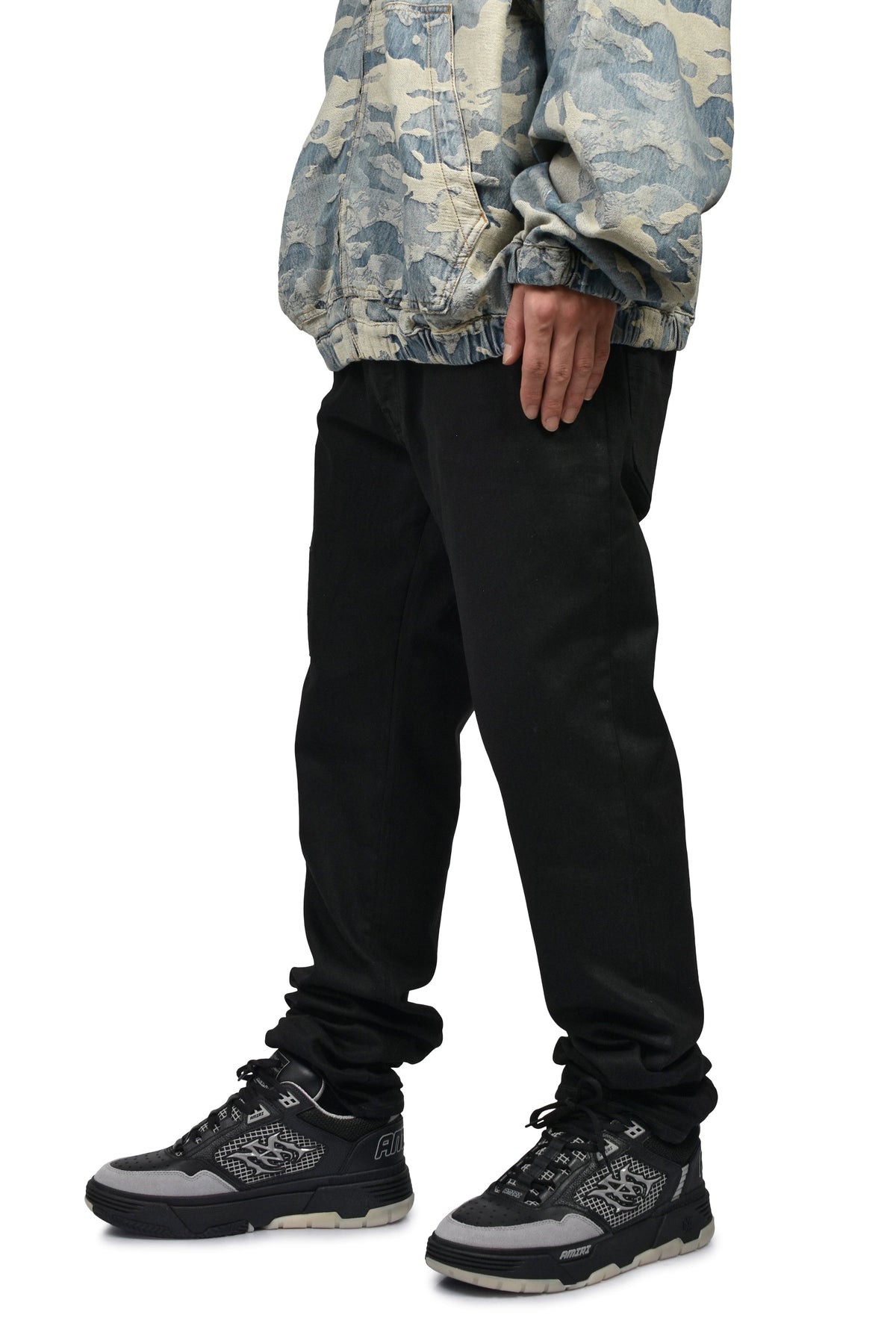AMIRI アミリ 【本物保証】 デニムパンツ ストリート系 メンズ WAXED STAGGERED LOGO SKINNY JEAN / BLK WAX