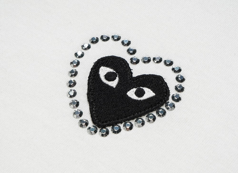 PLAY COMME des GARCONS プレイ コムデギャルソン 【本物保証】 Tシャツ ストリート系 ユニセックス プレイコムデギャルソン ユニセックス Tシャツ エンブレム x メタルストーン "ホワイト/ブラック"