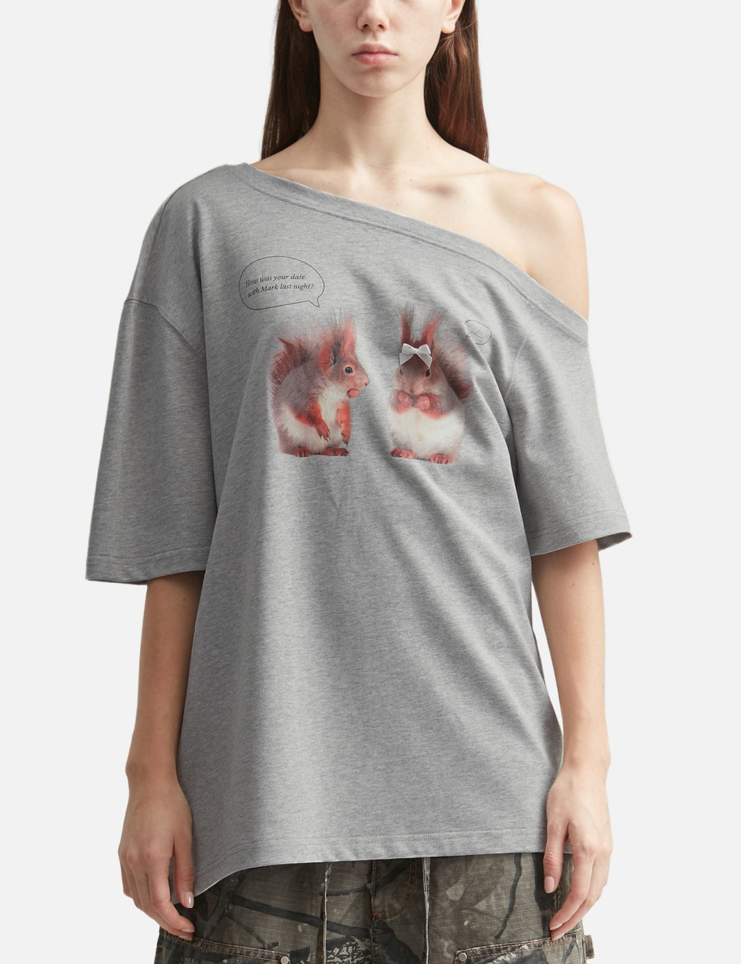 Markgong マークゴン 【本物保証】 Tシャツ ストリート系 レディース Gray Squirrel Printed One-Shoulder Short Sleeve T-Shirt