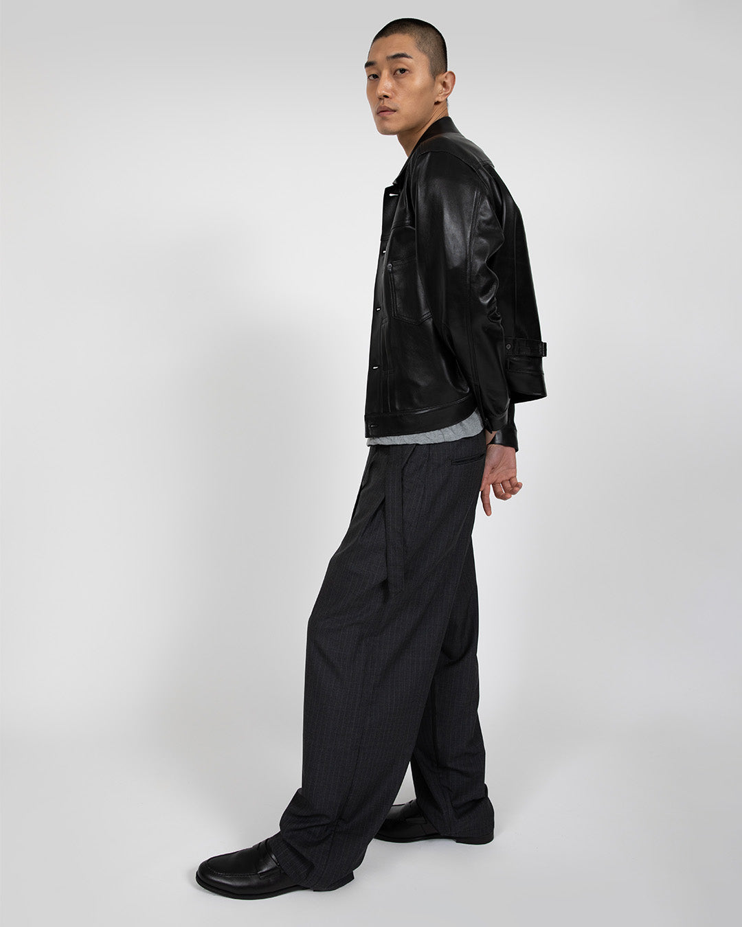 VUJA DE 【本物保証】 ベルト ストリート系 メンズ REN PINSTRIPE BELTED TUCK TROUSERS IN WOOL